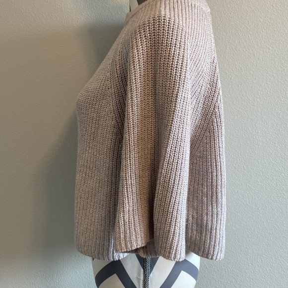 Love More~ Woman’s Cropped Cutout Keyhole Gray Knit Pullover Sweater Size‎ L - Picture 3 of 6